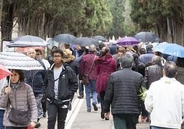 Imagen de archivo de lluvia en el cementerio de El Carmen.