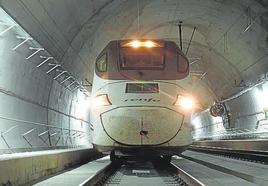 Un tren circula por el túnel de la Variante de Pajares.