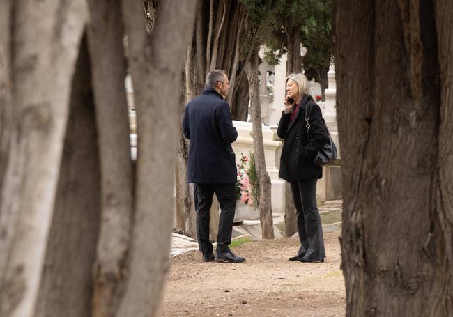 Irene Carvajal, concejala de Vox, habla por teléfono mientras tiene lugar la parada frente al memorial de víctimas de la Guerra Civil.