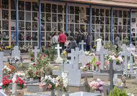 Multitud de personas visitan a sus seres queridos en el cementerio de Segovia.