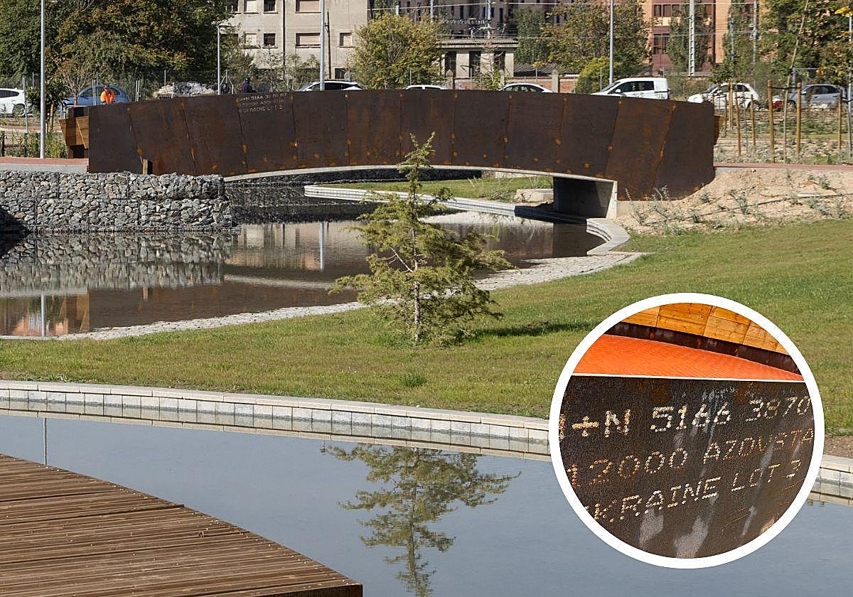 Puente de la nueva plaza de la Ciudad de la Comunicación. En detalle, la inscripción en la que se puede ver la procedencia del acero de la barandilla.