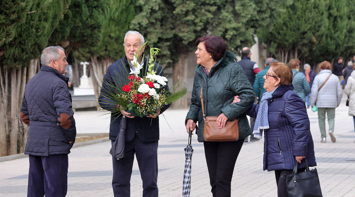 Los palentinos honran a sus seres queridos con visitas y flores