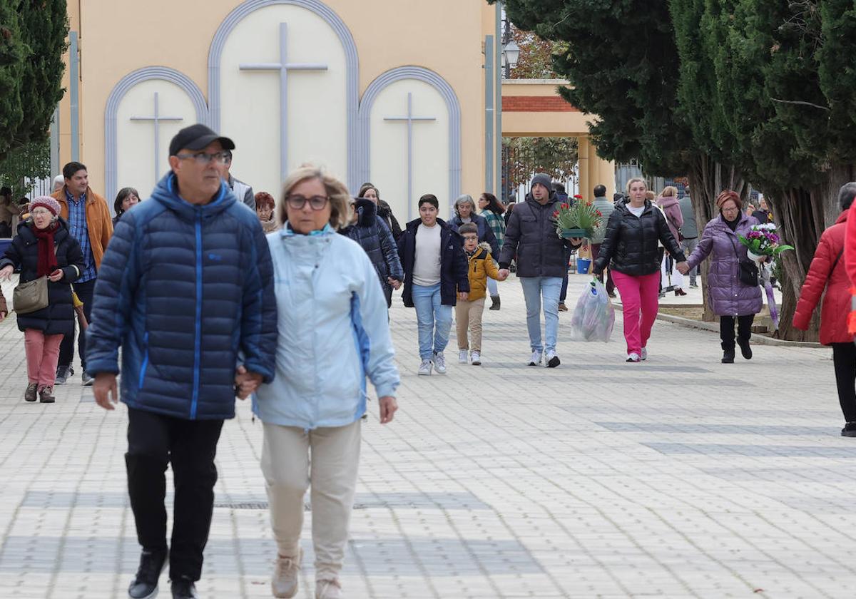 Muchas personas acuden al cementerio en el Día de Todos los Santos.