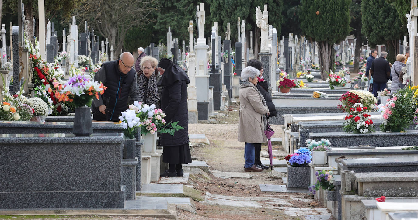 Los palentinos honran a sus seres queridos con visitas y flores