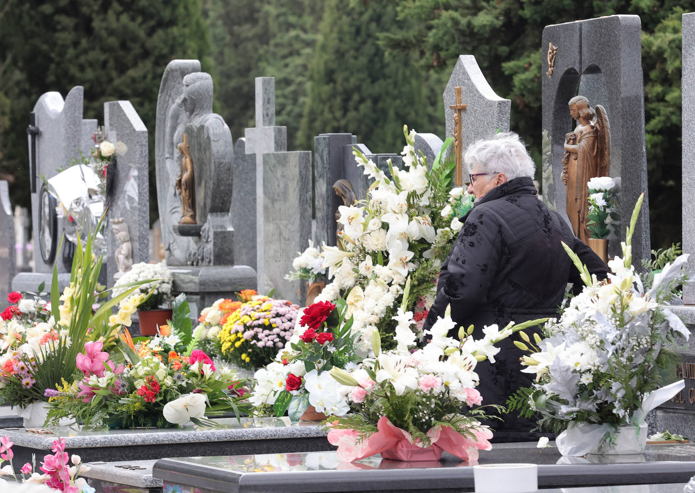 Los palentinos honran a sus seres queridos con visitas y flores