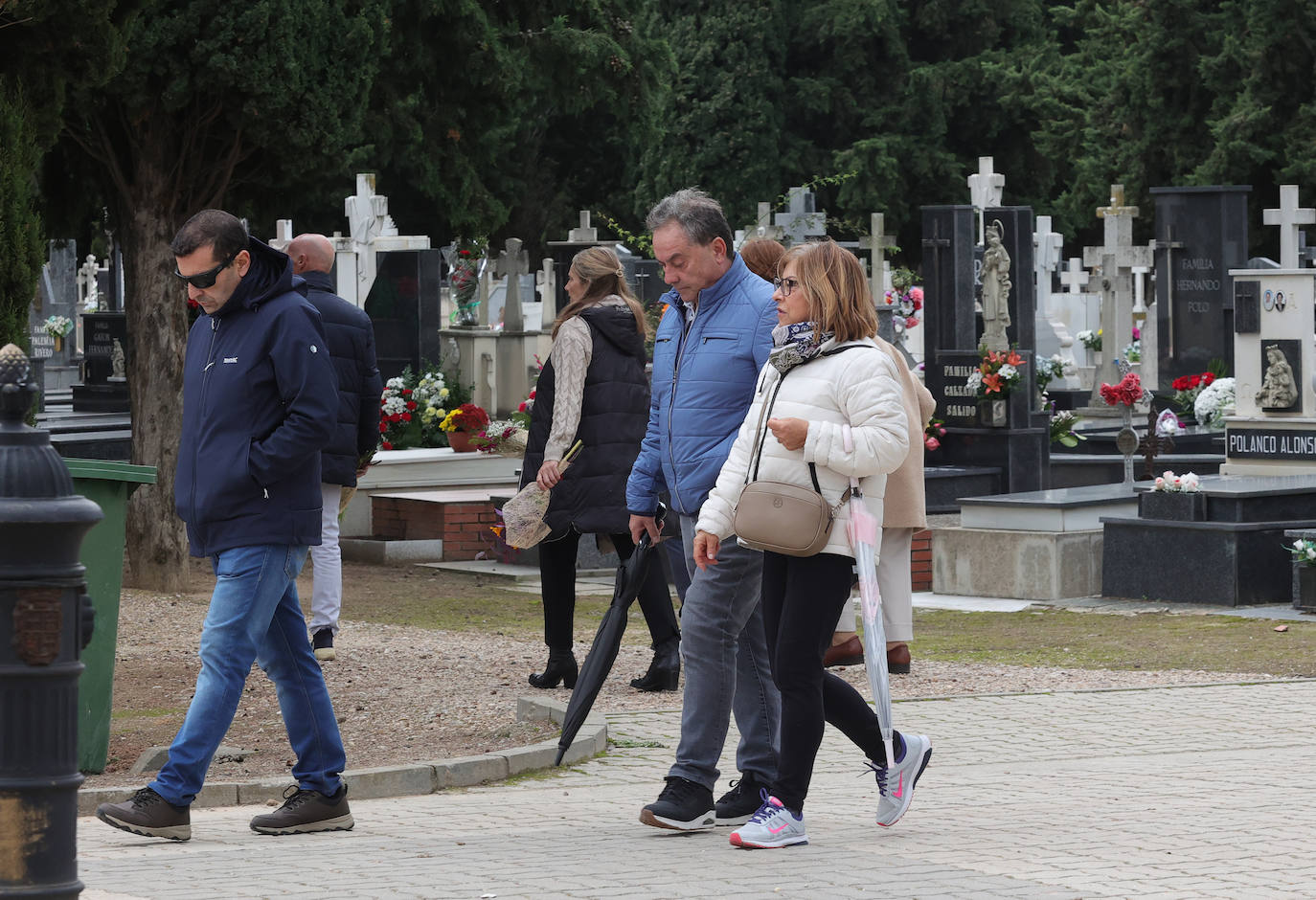 Los palentinos honran a sus seres queridos con visitas y flores