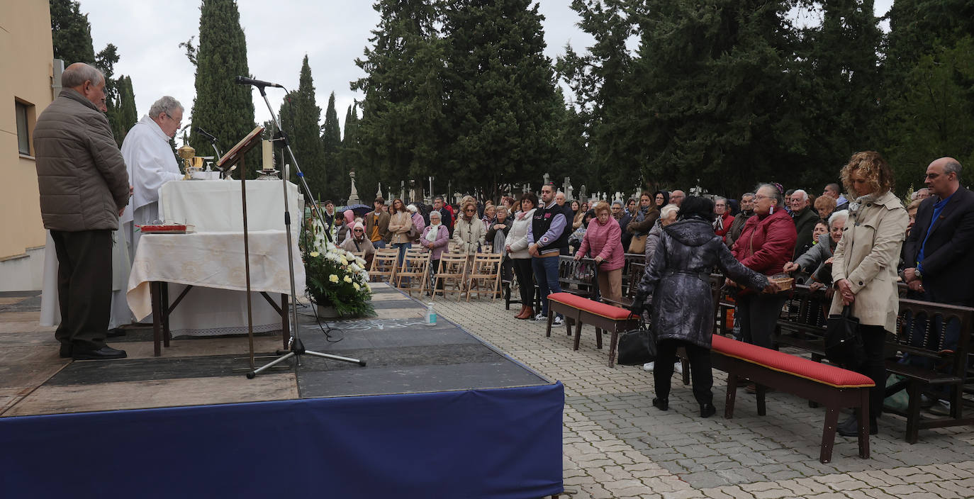 Los palentinos honran a sus seres queridos con visitas y flores