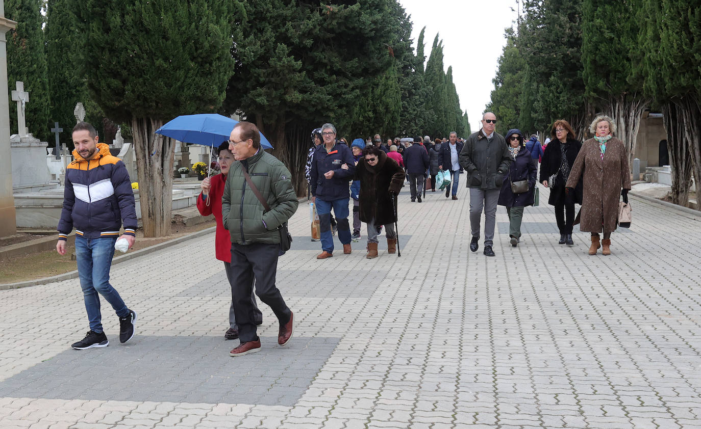 Los palentinos honran a sus seres queridos con visitas y flores