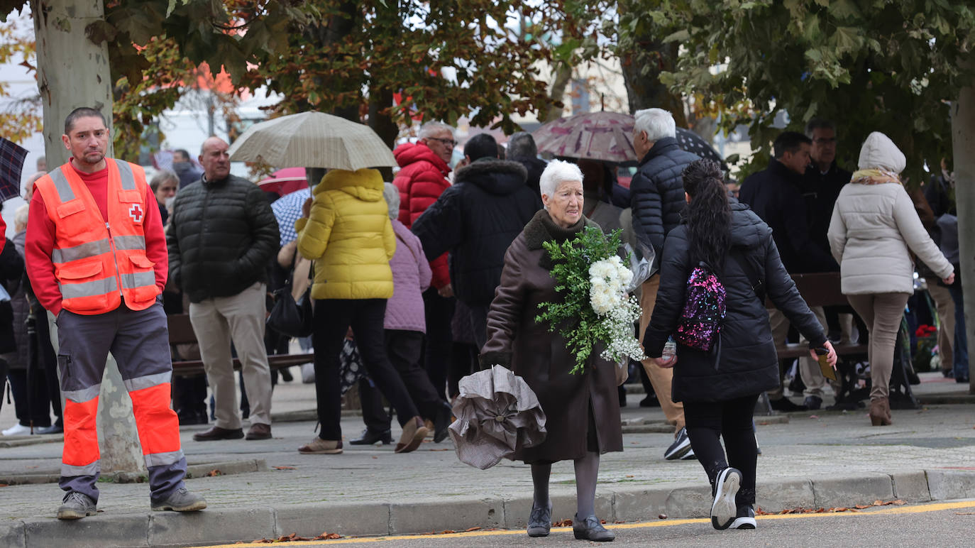 Los palentinos honran a sus seres queridos con visitas y flores