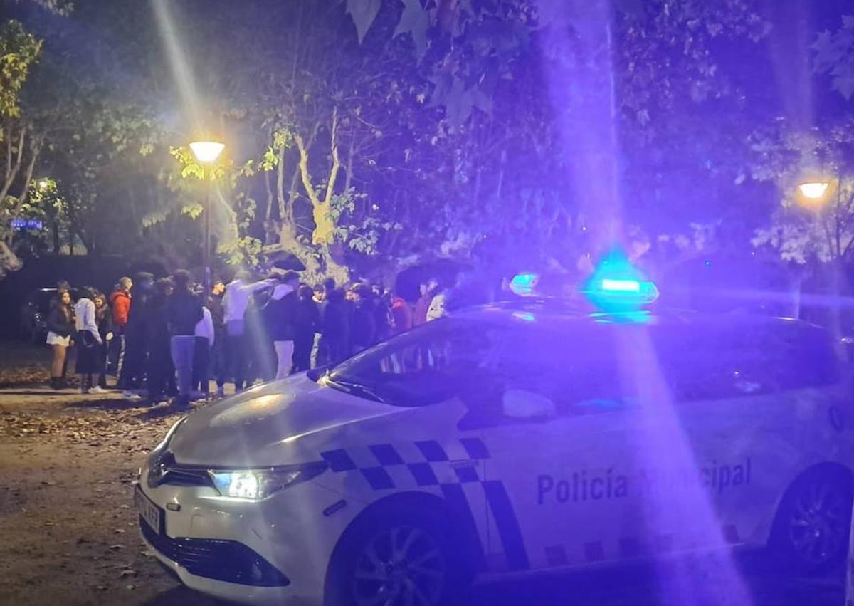 Imagen secundaria 1 - Bebidas, drogas y armas intervenidas durante el macrobotellón.