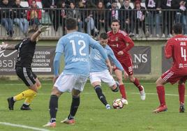 Carles Pérez bate a Álvaro para hacer uno de los goles del Celta.