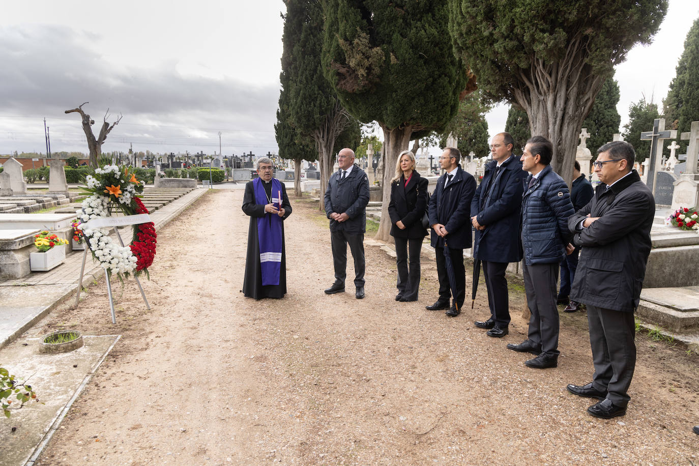 Los vecinos de Valladolid y la corporación municipal visitan el cementerio del Carmen