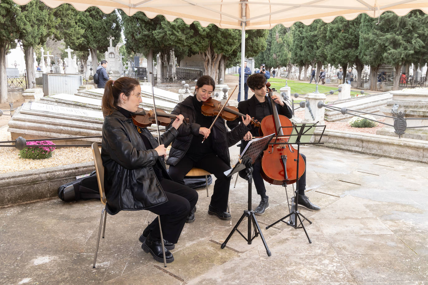 Los vecinos de Valladolid y la corporación municipal visitan el cementerio del Carmen