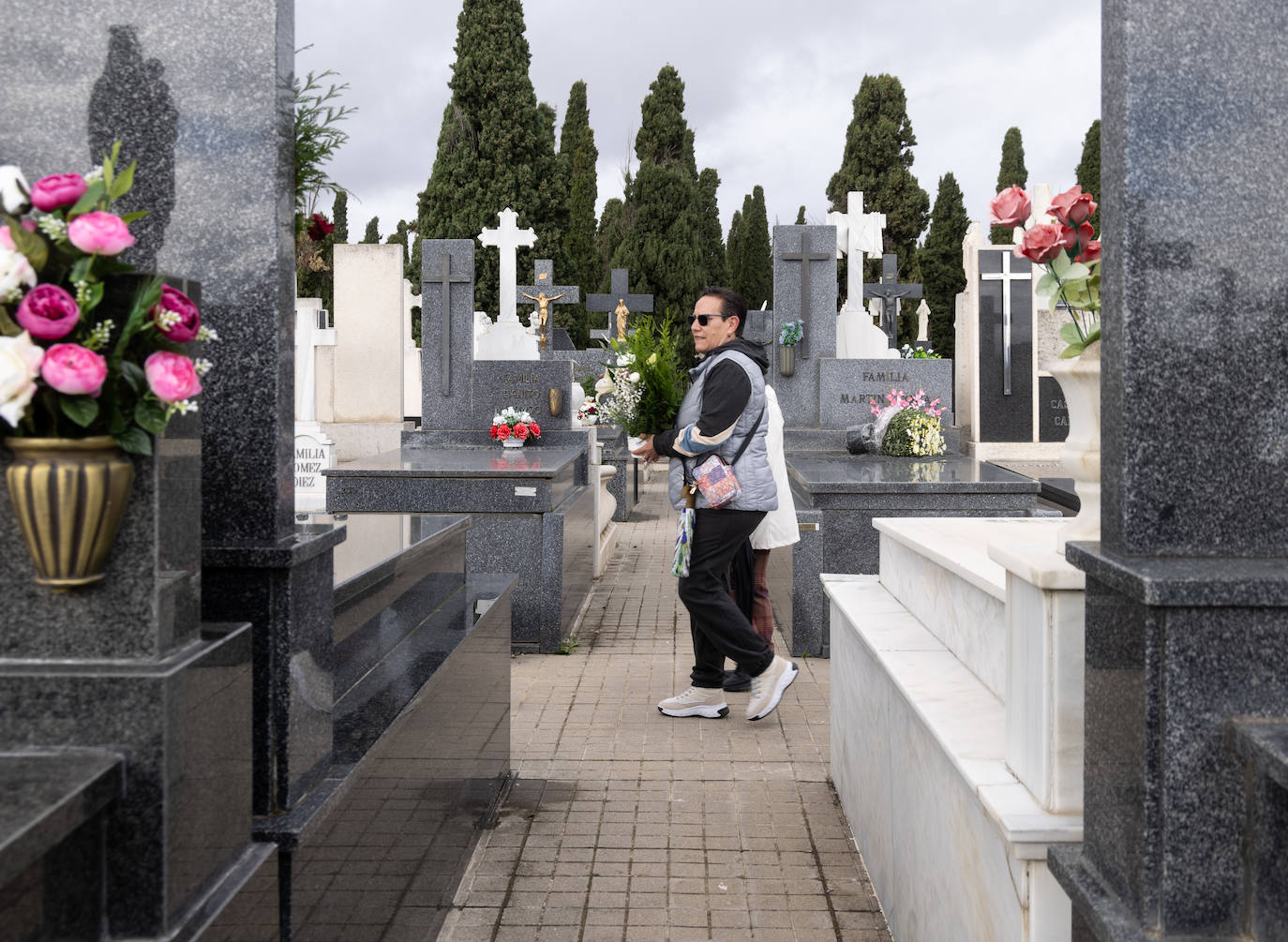 Los vecinos de Valladolid y la corporación municipal visitan el cementerio del Carmen