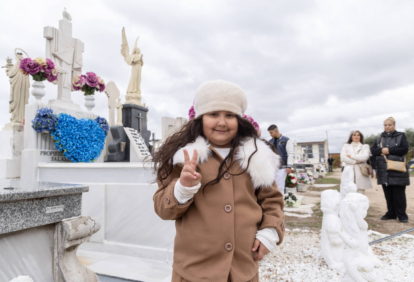 Los vecinos de Valladolid y la corporación municipal visitan el cementerio del Carmen