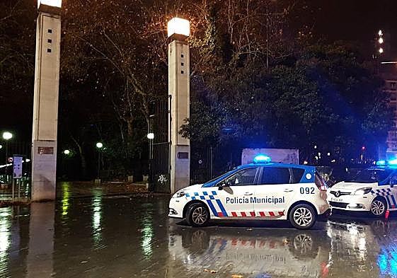 Patrullas de la Policía Municipal en la entrada principal a Campo Grande.