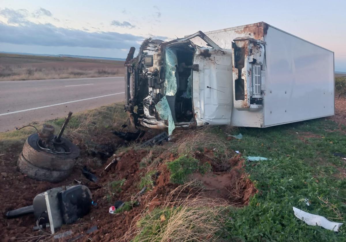 Estado en el que ha quedado el camión frigorífico tras el accidente.