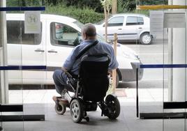 Una persona en silla de ruedas.