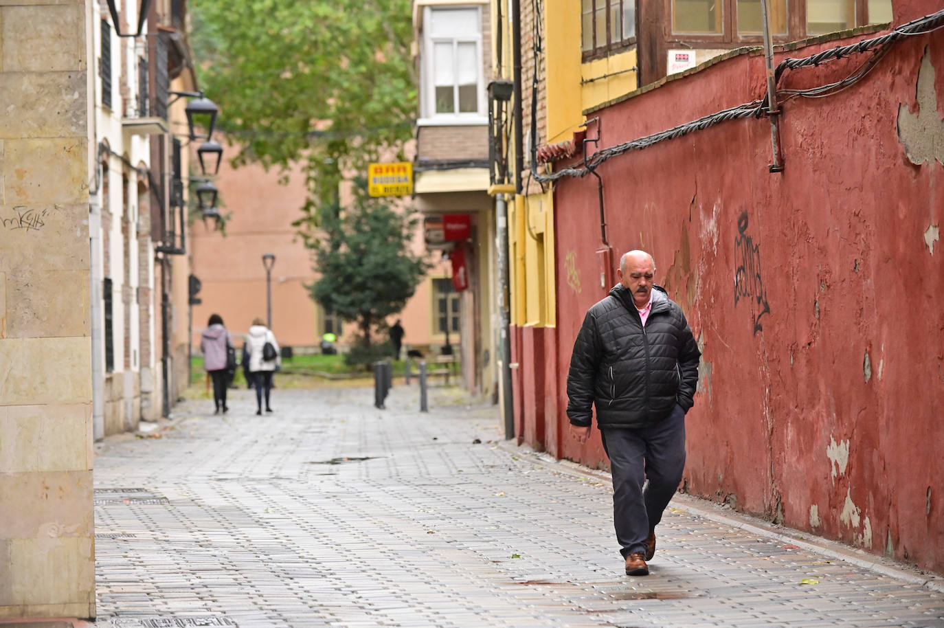 Un paseo en imágenes por la calle Isidro Polo