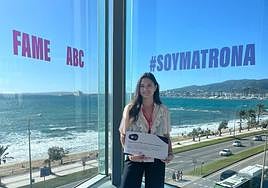 La matrona Elena Nieto, con el diploma del primer premio 'Proyecto desde el primer latido'.