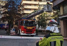 Los bomberos de Valladolid trabajan en las cornisa de un edificio de la Plaza de Martí y Monsó.