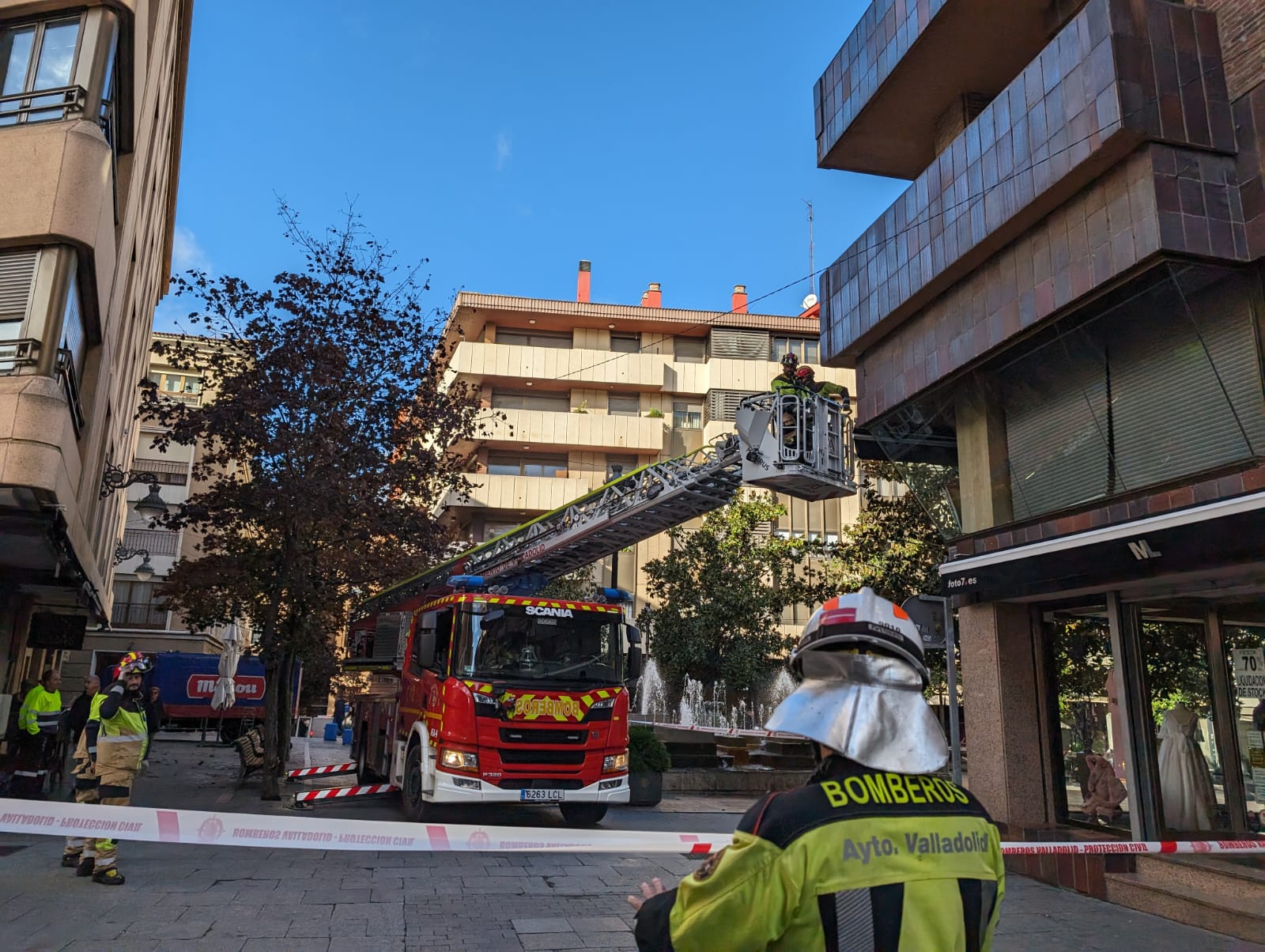 Los bomberos reparan una cornisa en la plaza Coca, en pleno centro de Valladolid.