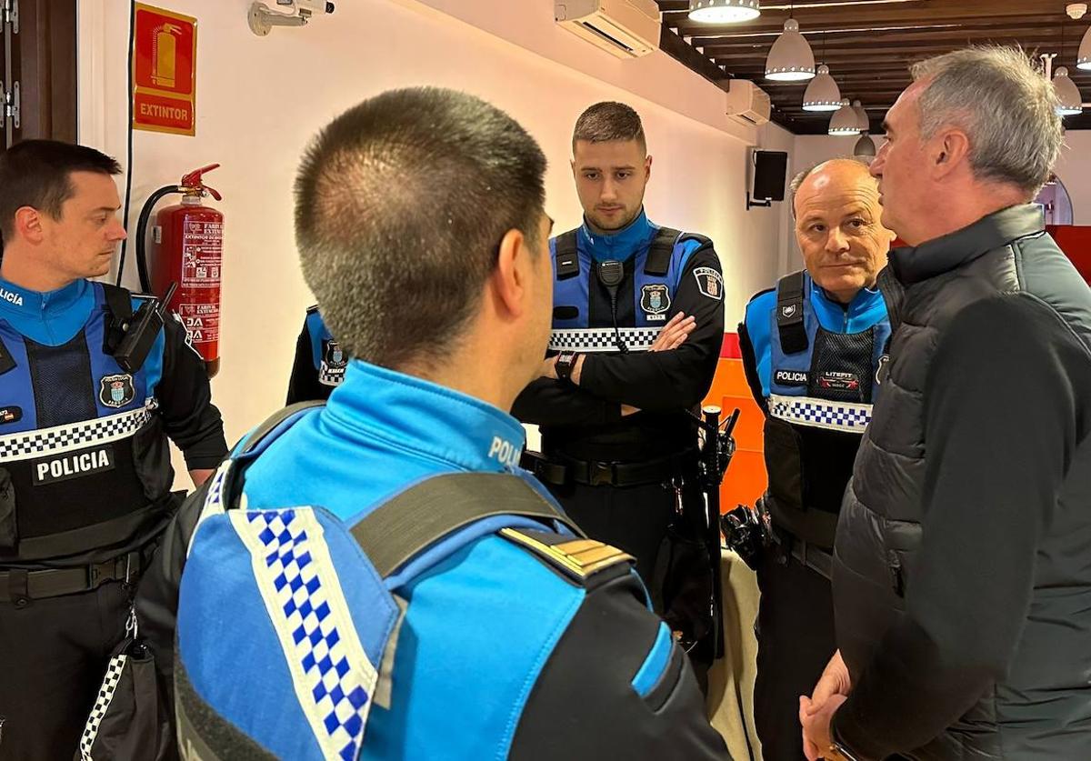 Algunos de los policías que integrarán la Policía de Barrio charlan con el alcalde, ayer.