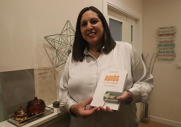 Laura Cáneva posa con su libro.