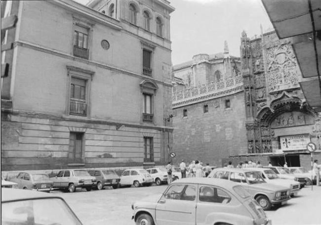 Vehículos aparcados frente al Colegio de San Gregorio, antes de la peatonalización de la calle.