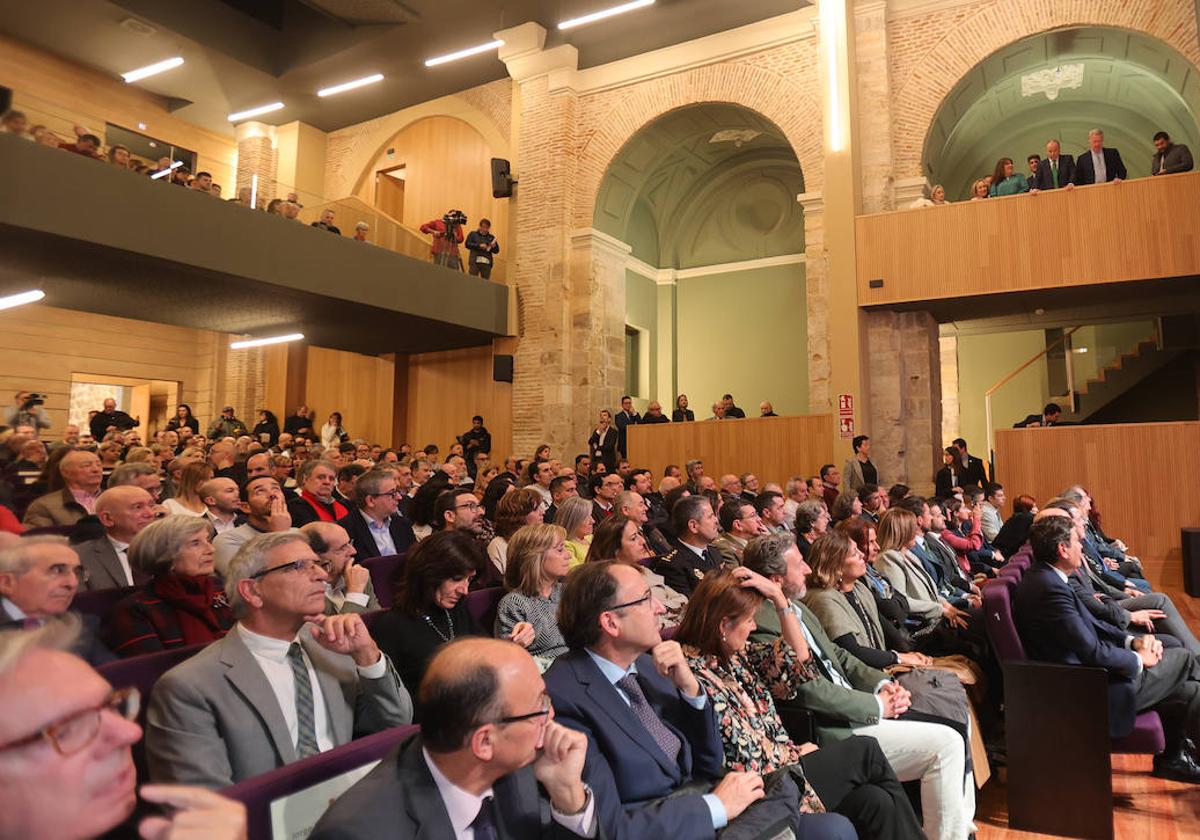 Público en la inauguración del nuevo centro de artes escénicas de Paredes.