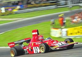 Brands Hatch 1974. Lauda va camino de la victoria aguantando un pinchazo lento hasta que no le queda más remedio que entrar en boxes.