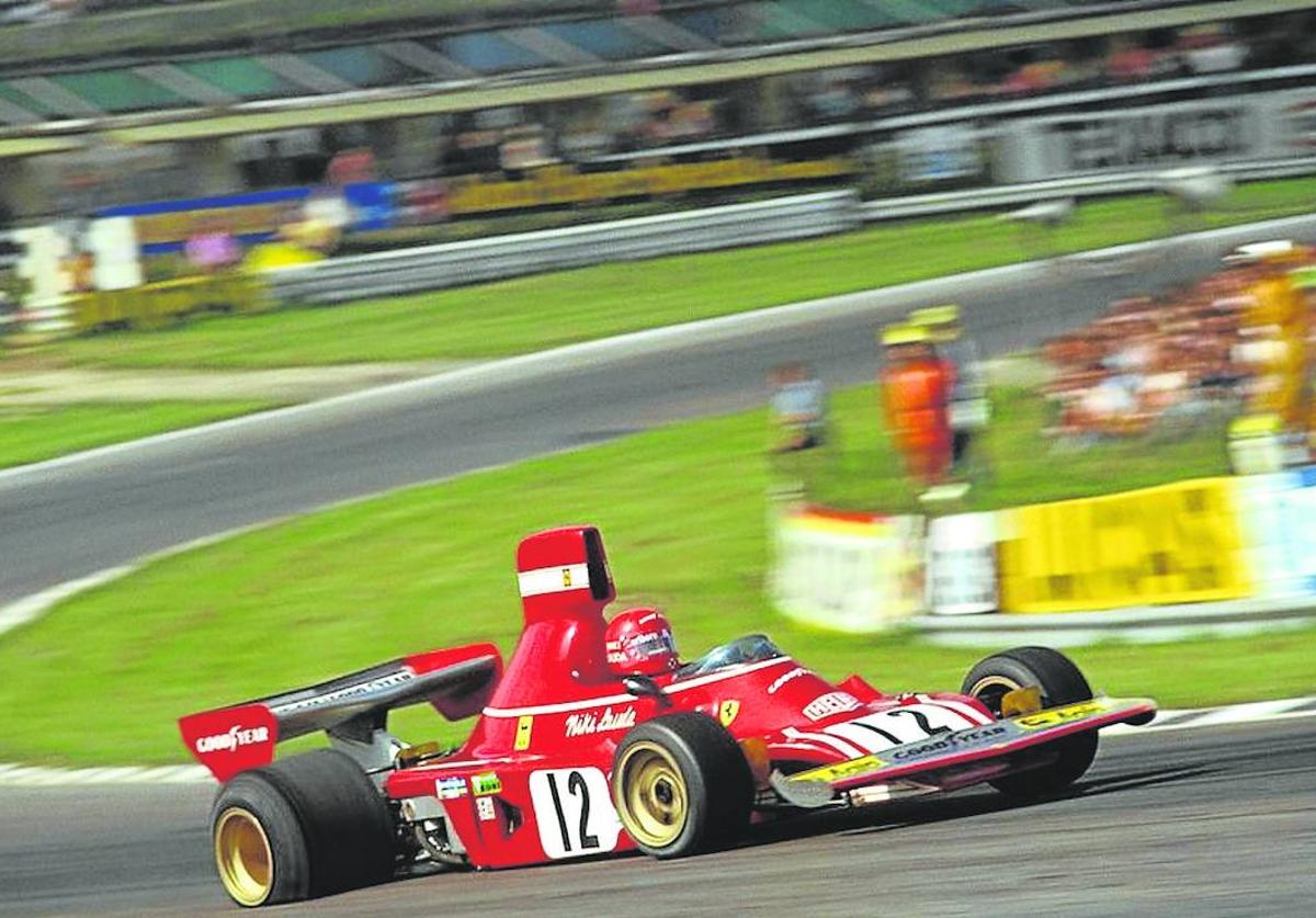 Brands Hatch 1974. Lauda va camino de la victoria aguantando un pinchazo lento hasta que no le queda más remedio que entrar en boxes.