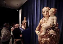 Visitantes a la exposición 'El fuego de la conciencia', en las Cortes de Castilla y León.