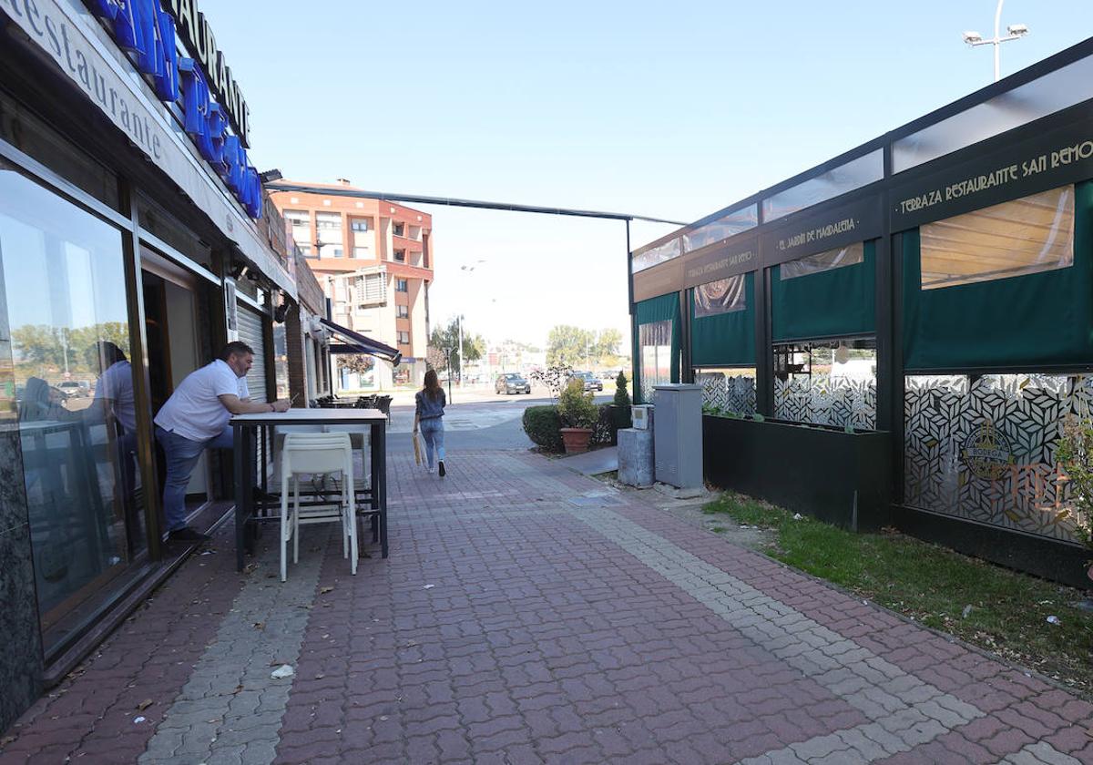 Alberto Villegas, en la puerta de su restaurante, frente a la terraza.