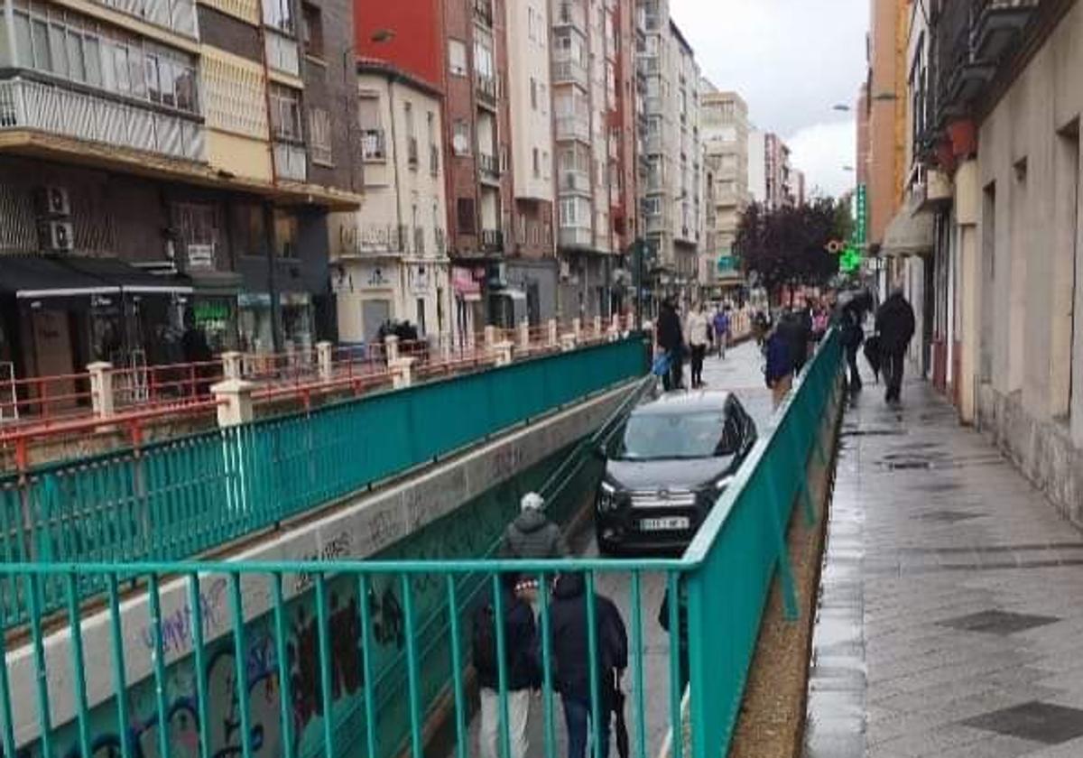 El vehículo en el túnel de peatones de Labradores ante la sorpresa de varios viandantes.