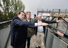 Alfonso Fernández Mañueco, Alberto Núñez Feijóo y Jesús Julio Carnero, junto a la vía del ferrocarril antes del mitin de campaña del líder del PP en Valladolid.