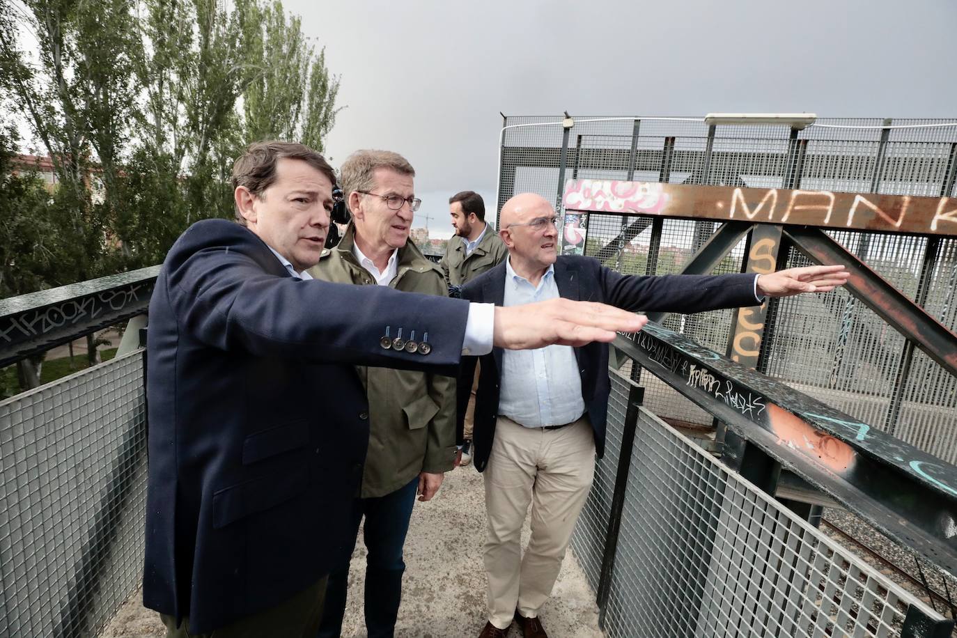 Alfonso Fernández Mañueco, Alberto Núñez Feijóo y Jesús Julio Carnero, junto a la vía del ferrocarril antes del mitin de campaña del líder del PP en Valladolid.