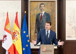Alfonso Fernández Mañueco, en la Sala de Mapas del Colegio de la Asunción, comparece tras el Consejo de Gobierno extraordinario.