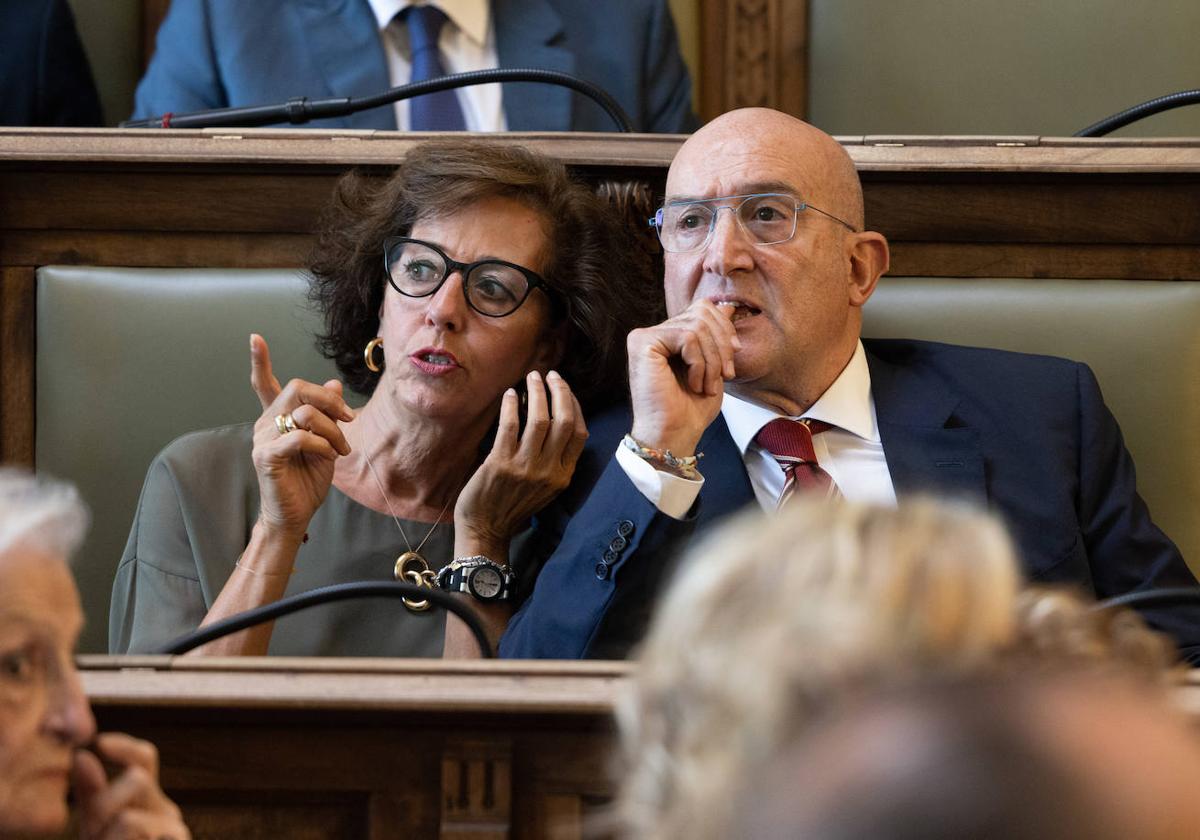 Jesús Julio Carnero, junto a su compañera Mercedes Cantalapiedra, en el salón de pleno el día que tomó posesión como alcalde Valladolid.