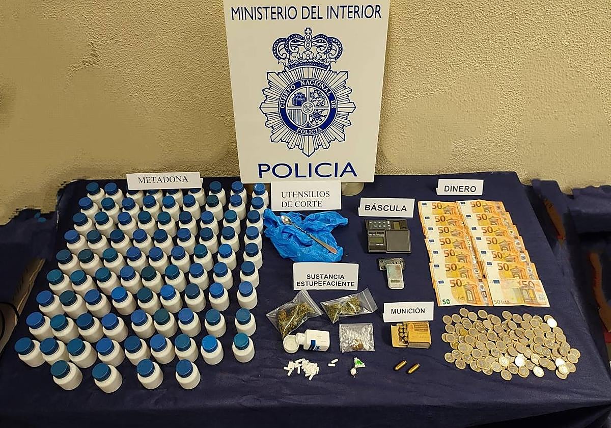 Sustancias, útiles y dinero hallado por la Policía Nacional en el domicilio.