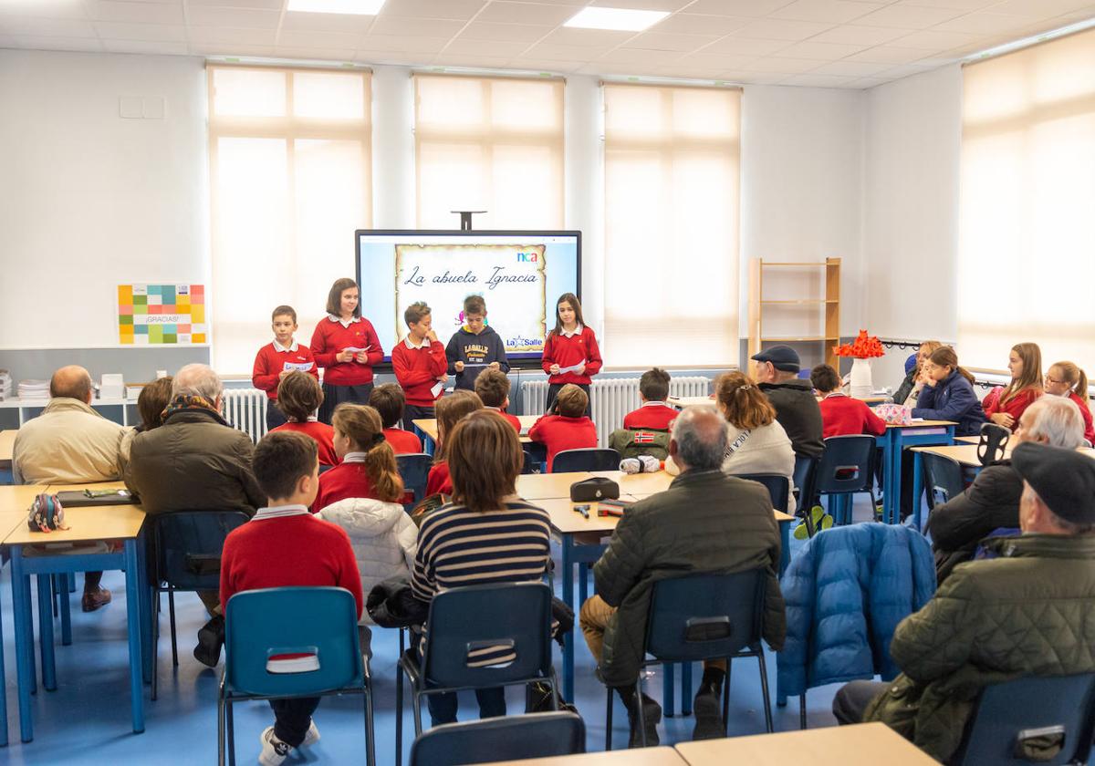 Los alumnos de La Salle culminan un proyecto sobre historia con sus abuelos