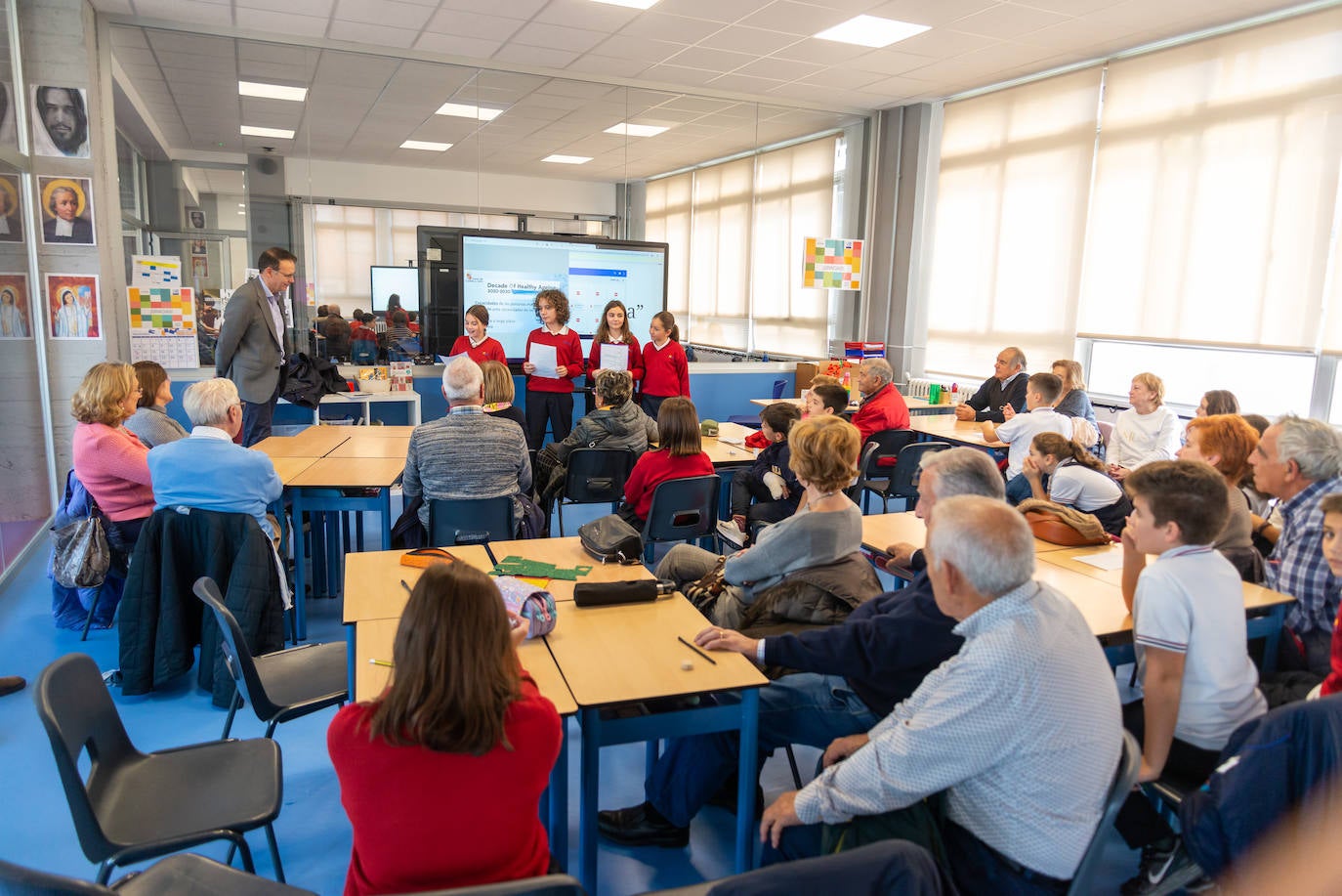 Los alumnos de La Salle culminan un proyecto sobre historia con sus abuelos