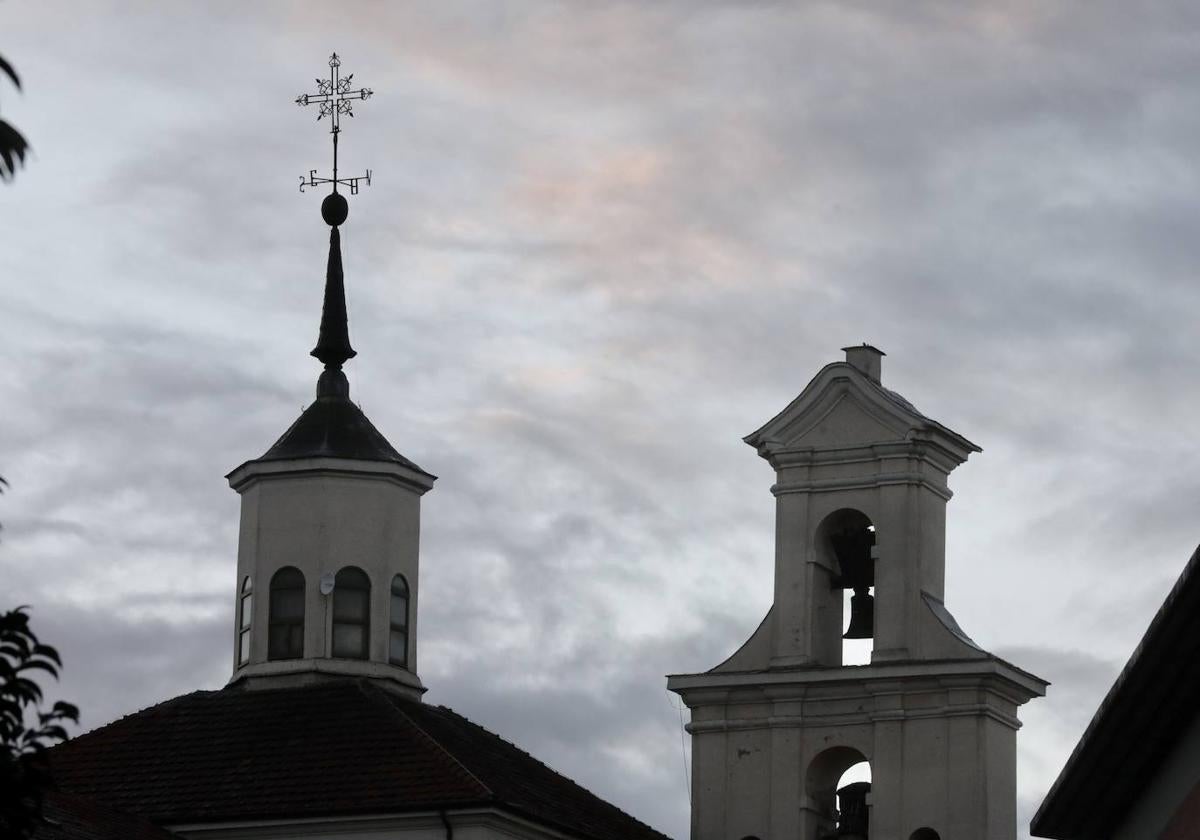 La espadaña de la Basílica, sin su veleta tras el trabajo de los bomberos.