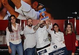 Los ganadores, tras recibir el premio del concurso.