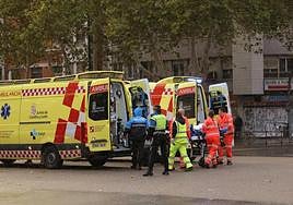 Los sanitarios trasladan al herido a una de las dos ambulancias desplazas al lugar del siniestro.