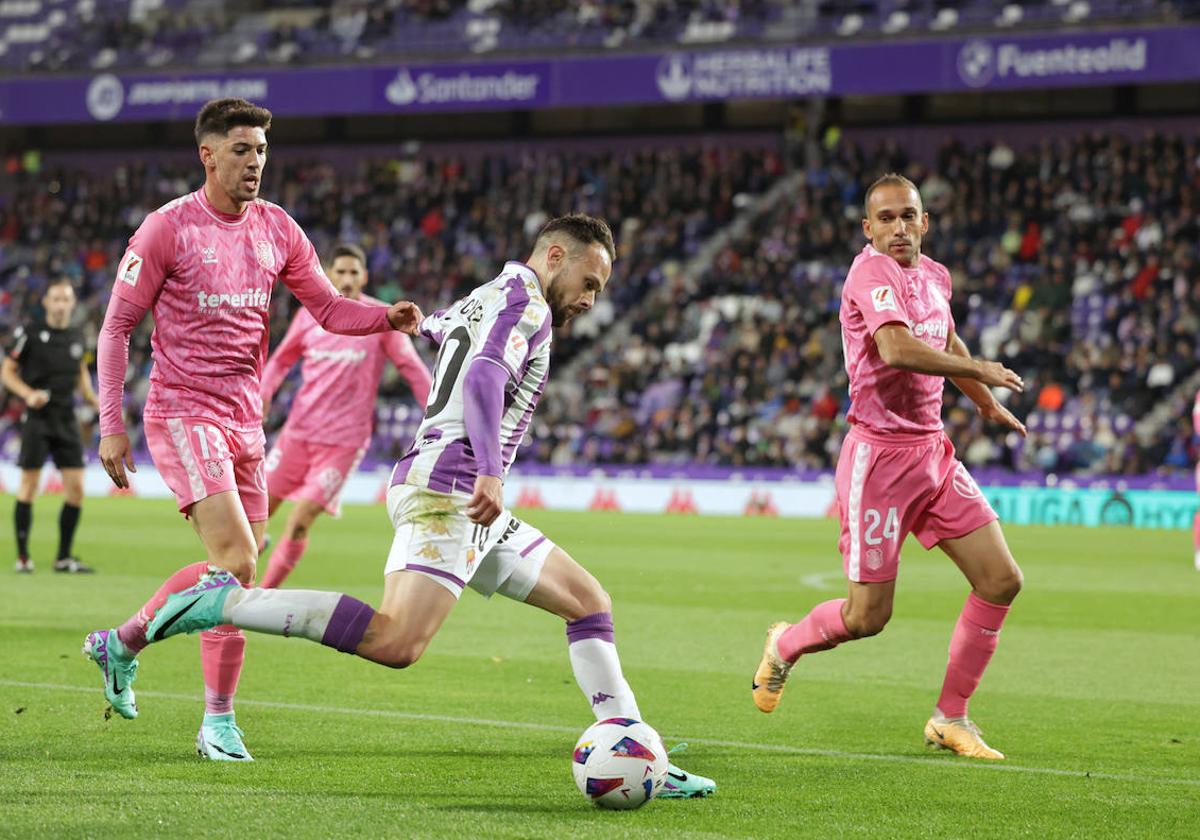 Iván Sánchez se dispone a centrar entre Waldo y Nacho.