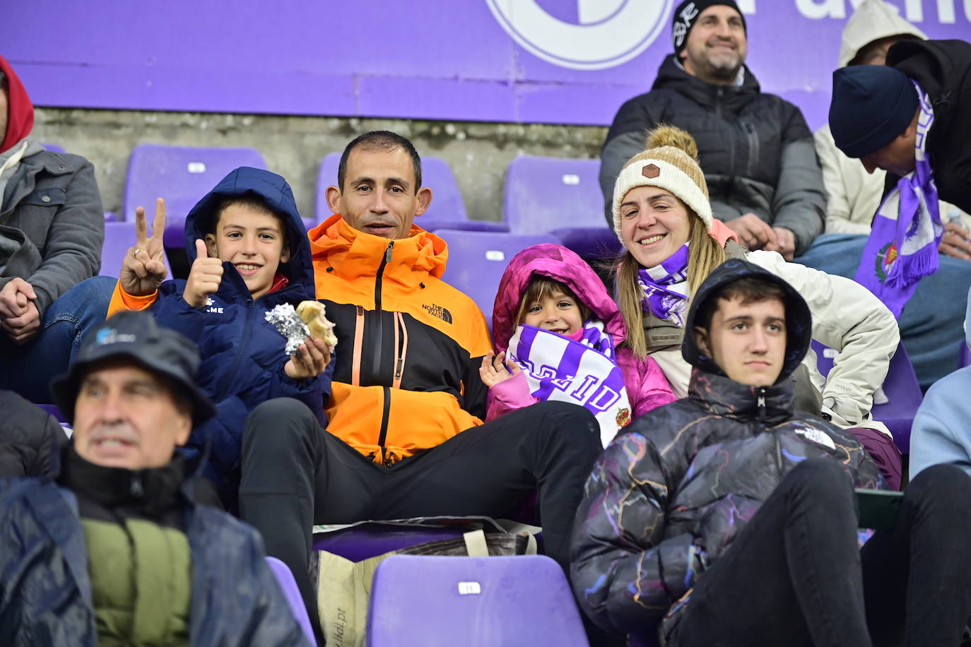 Búscate en la grada del estadio José Zorrilla (1/4)