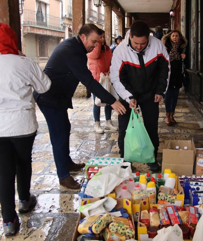 Imagen secundaria 2 - Entregas de alimentos de los riosecanos.