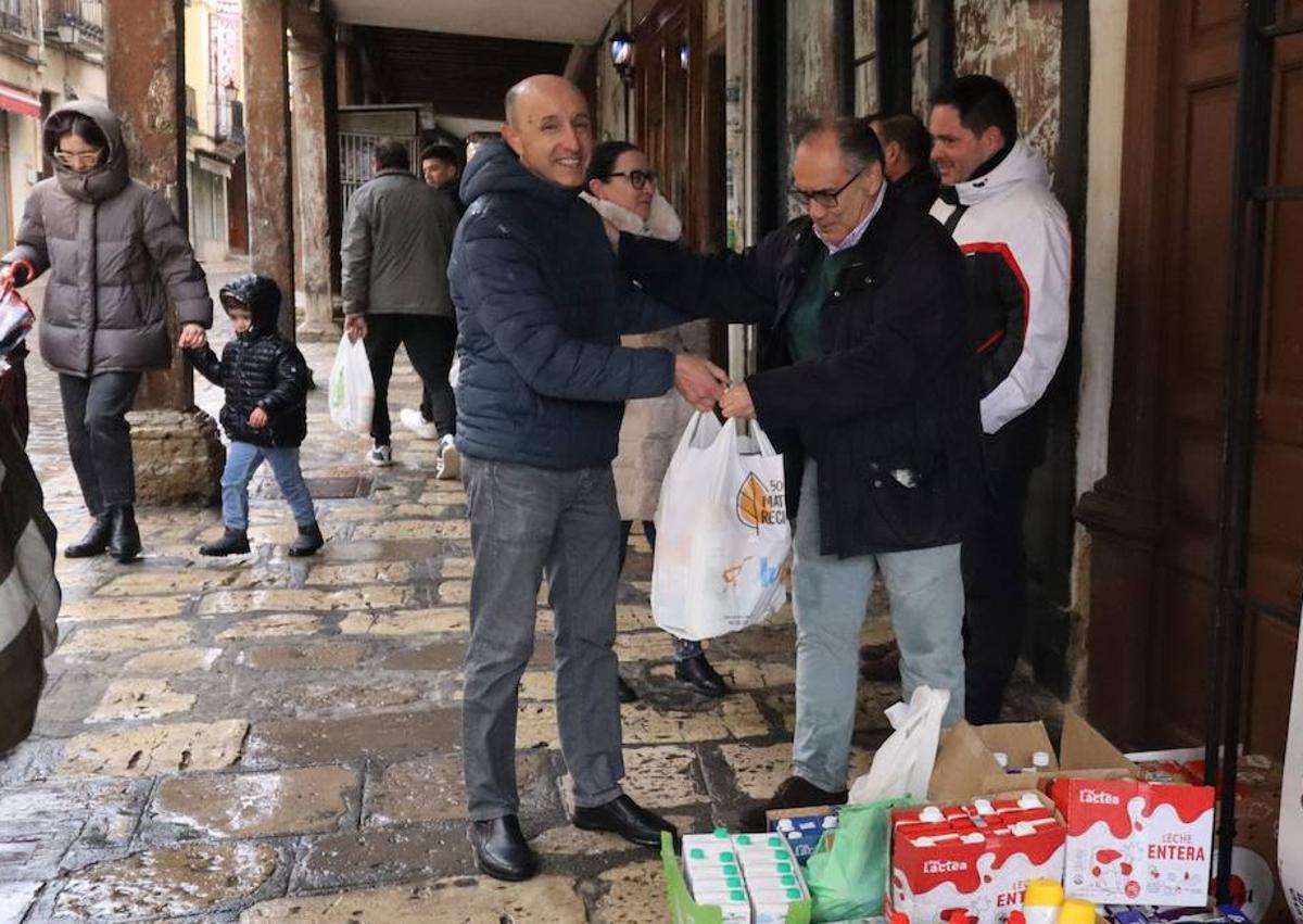 Imagen secundaria 1 - Entregas de alimentos de los riosecanos.