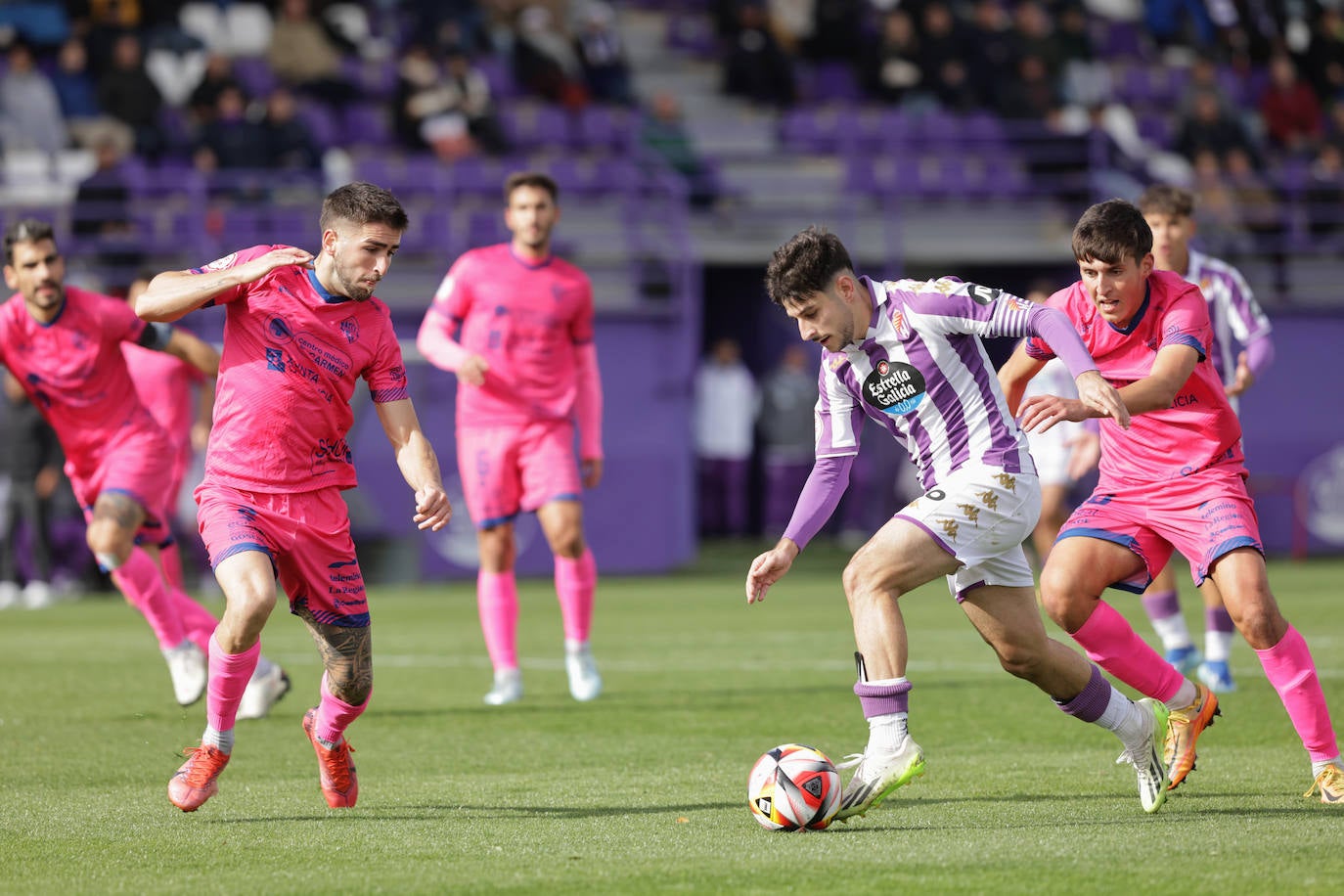 El partido entre el Real Valladolid B y el Ourense, en imágenes